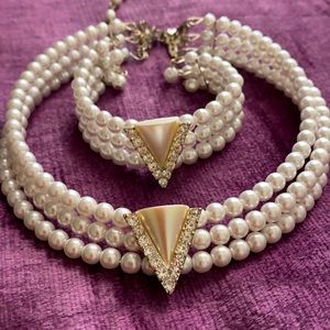 Set of bracelet/ chocker with white pearls 🛍🎁